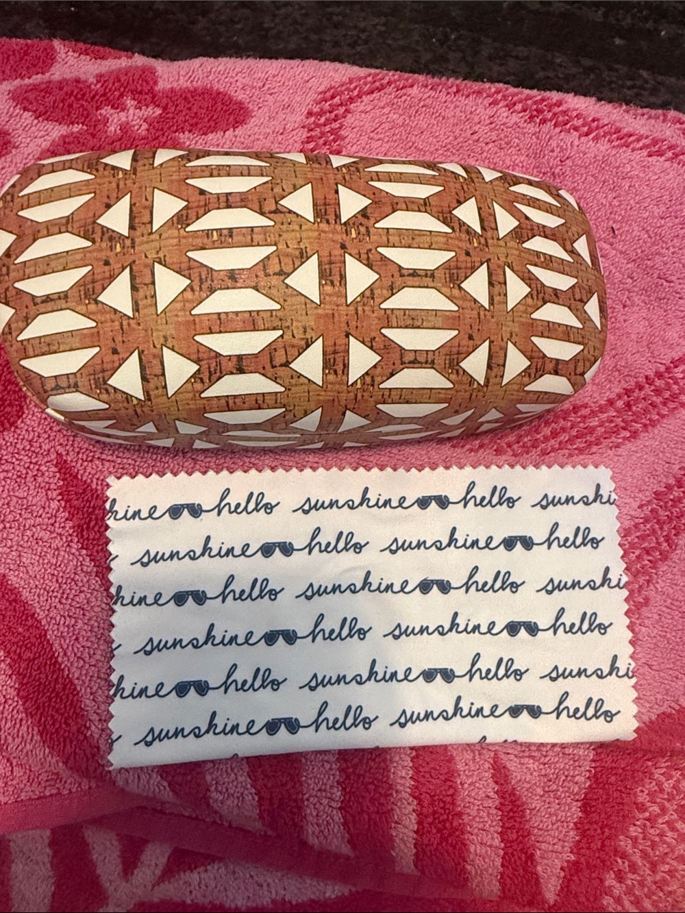 Stella and Dot “Hello Sunshine” Geometric Cork Pattern Sunglasses Case Tan/White